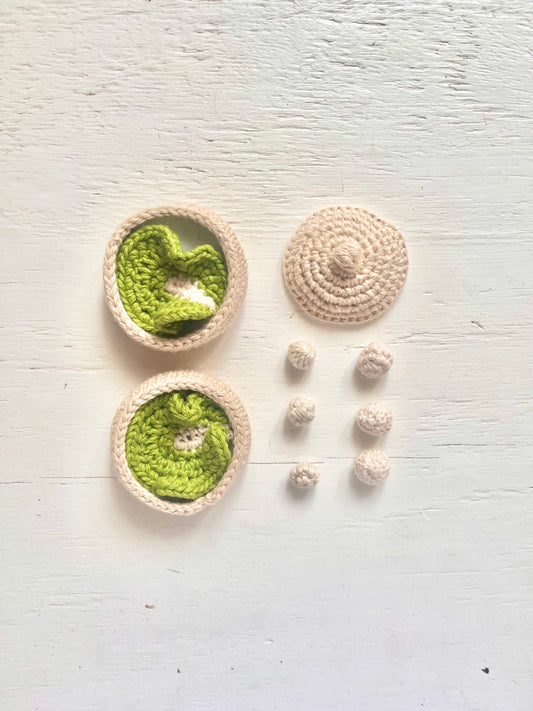 FREE Steamer, dumplings and cabbage leaf Crochet Pattern. Dollhouse size